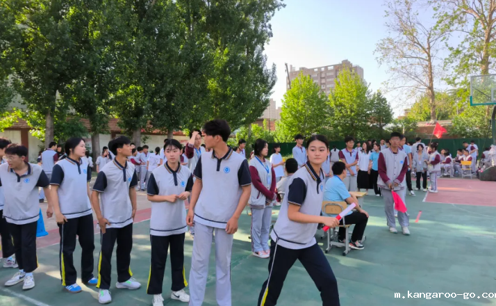 星空游戏举行“当燃”50米接力折返跑趣味运动会